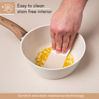 Easy to clean saucepan with scratch-free interior. 