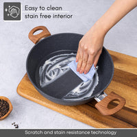 Easy to clean stockpot with scratch & stain free interior