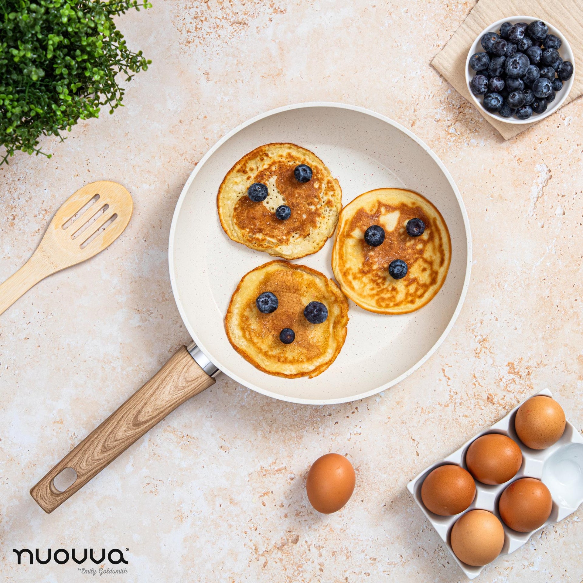 Cooking pancakes with the Nuovva cream frying pan with wooden handles